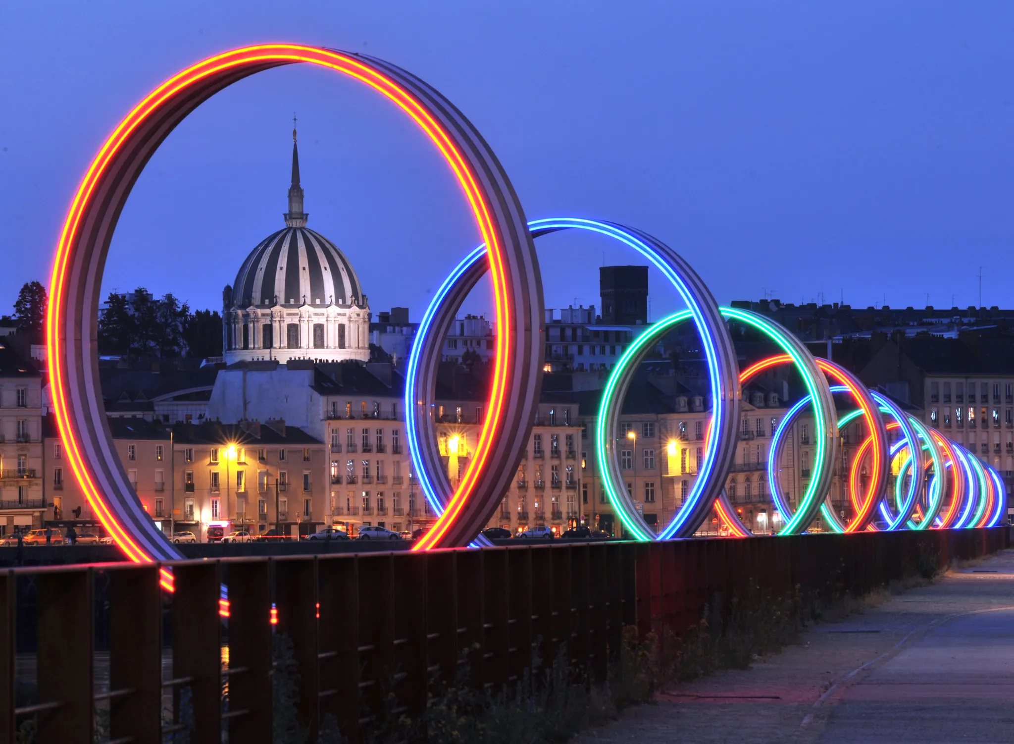 Les Anneaux éclairés de nuit