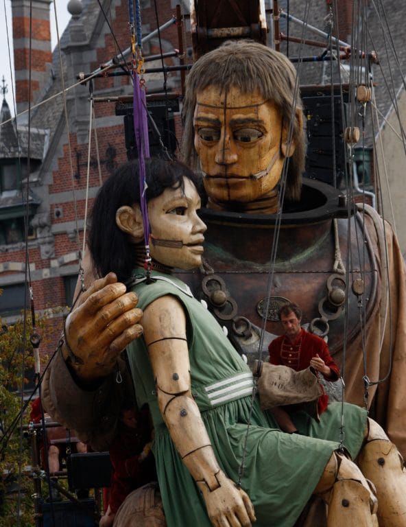 The Diver and the Little Girl Giant by Royal de Luxe, in Antwerp in 2010 (photo: Pascal Victor / ArtComArt)